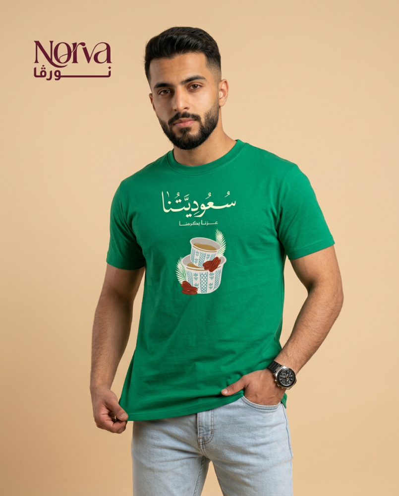 تيشيرت بتصميم للهوية السعودية لاحتفال اليوم الوطني ويوم التأسيس أو للفخر بالانتماء للوطن في كل الأوقات للرجال والنساء