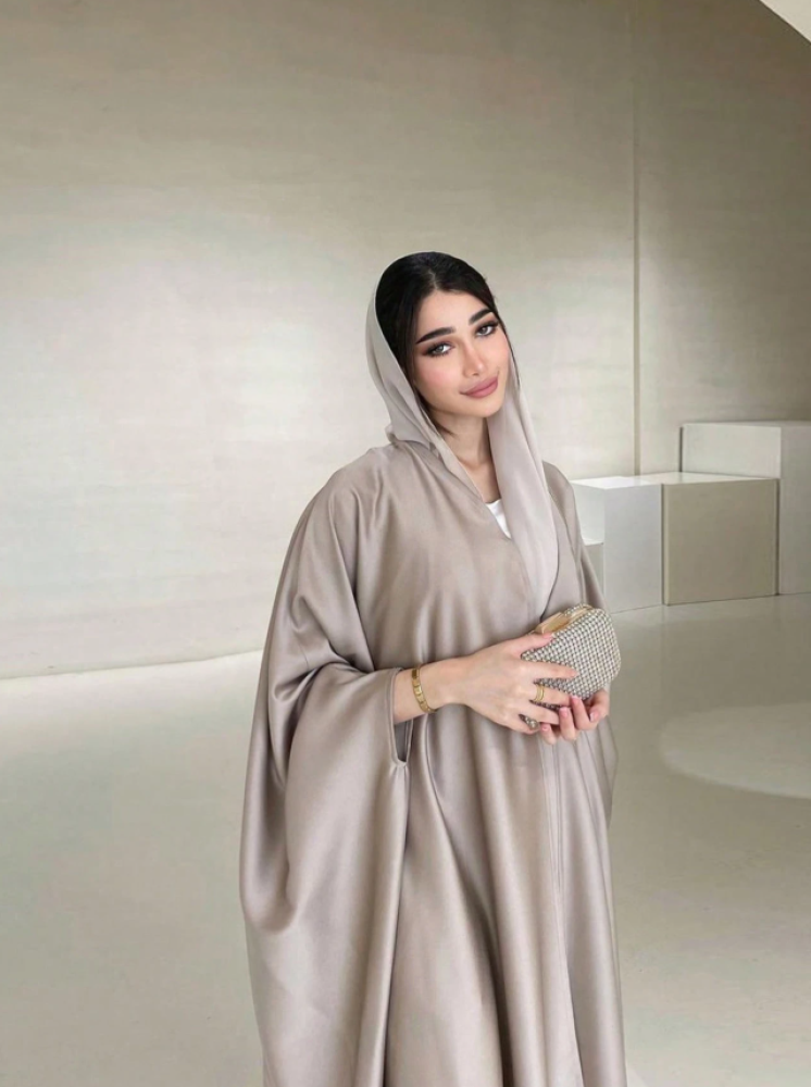 عباية أنيقة بسيطة بتصميم عصري مع أكمام