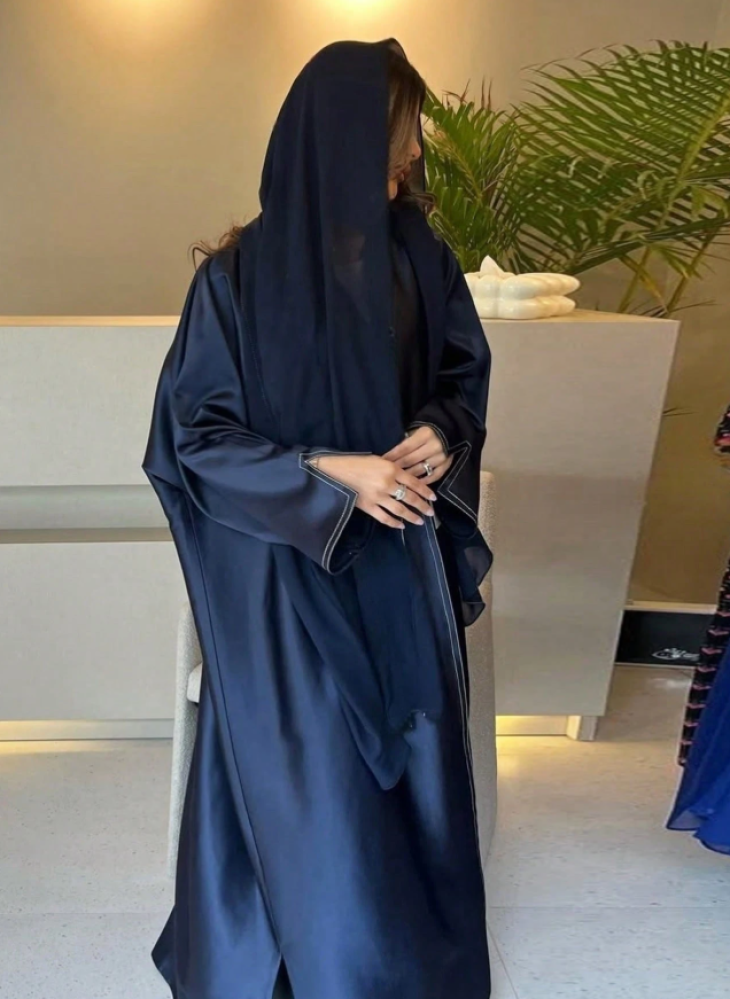 عباية نسائية بلون موحد بسيطة مفتوحة من الأمام طويلة