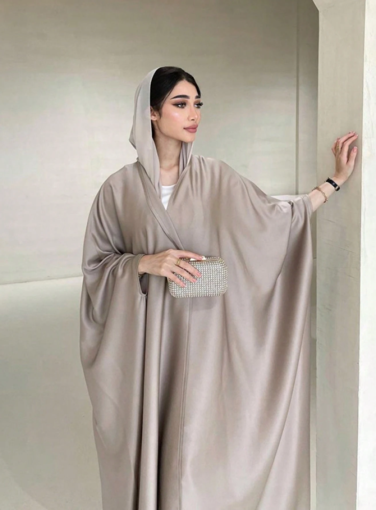عباية أنيقة بسيطة بتصميم عصري مع أكمام