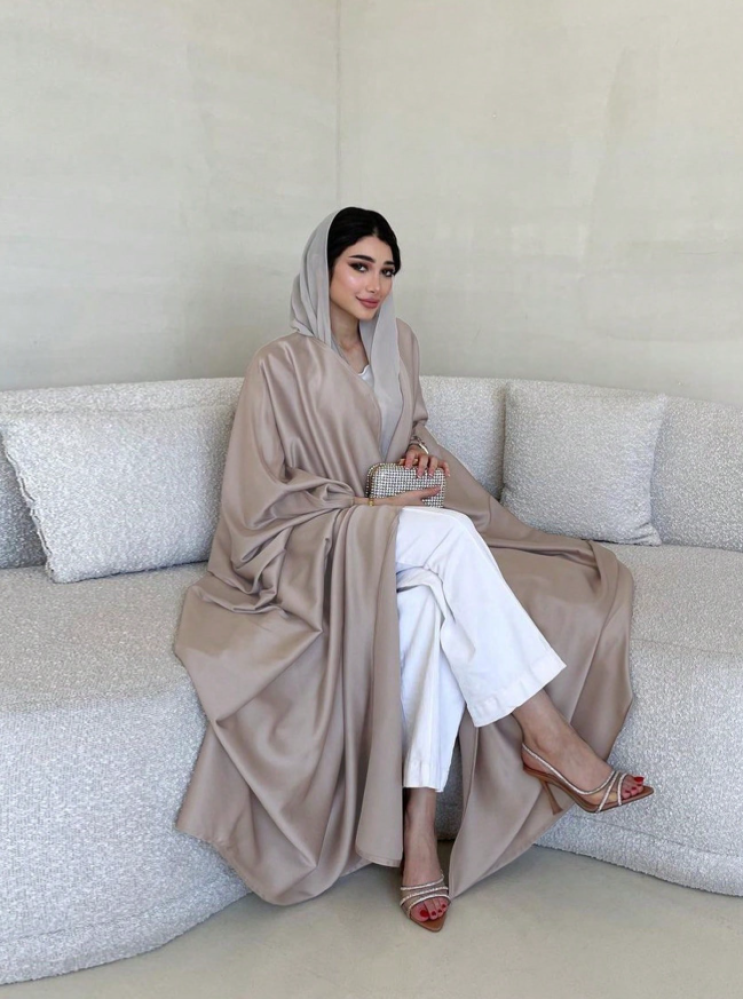عباية أنيقة بسيطة بتصميم عصري مع أكمام