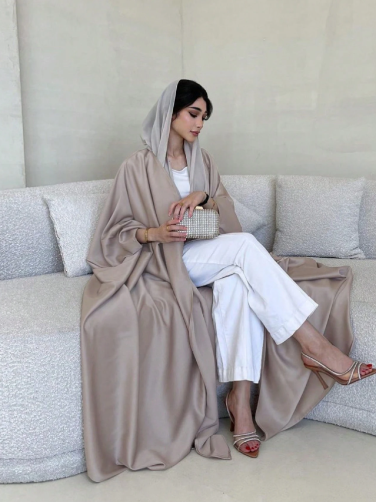 عباية أنيقة بسيطة بتصميم عصري مع أكمام