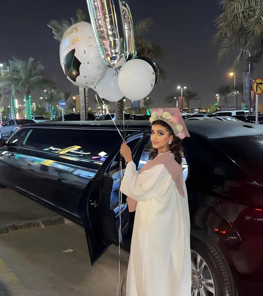 عباية تخرج بيج مع وردي 2026