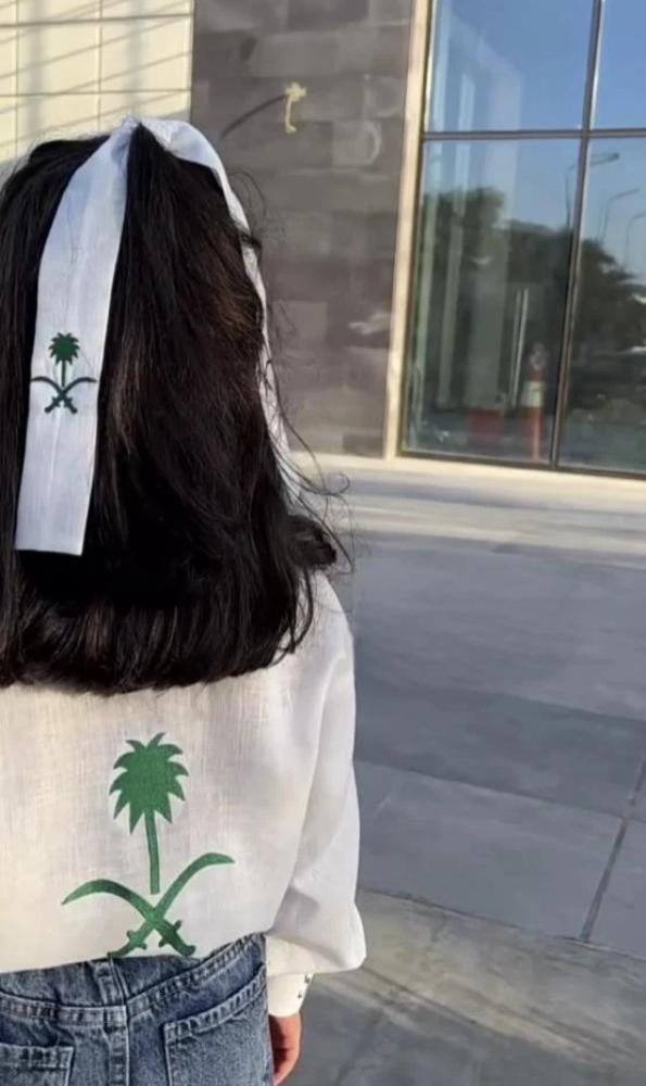 قميص بتطريز سيفين ونخلة كتان