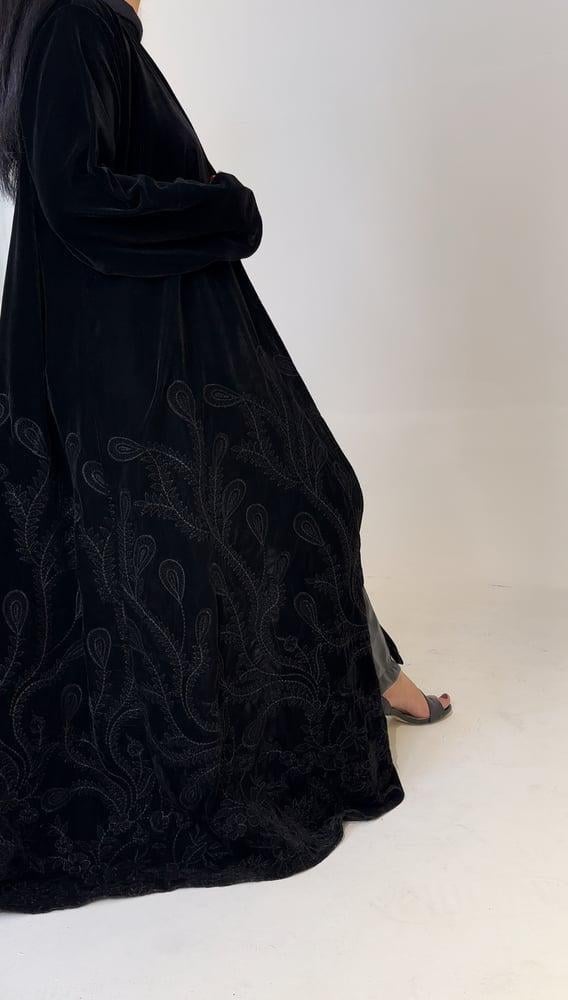 عباية مخمل سوداء مطرزة بتطريزات فاخرة