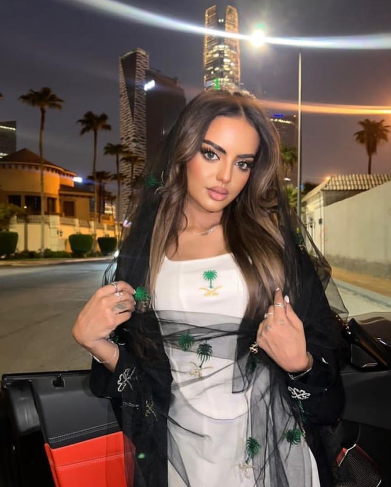 توب نسائي اليوم الوطني بشعار سيفين ونخلة
