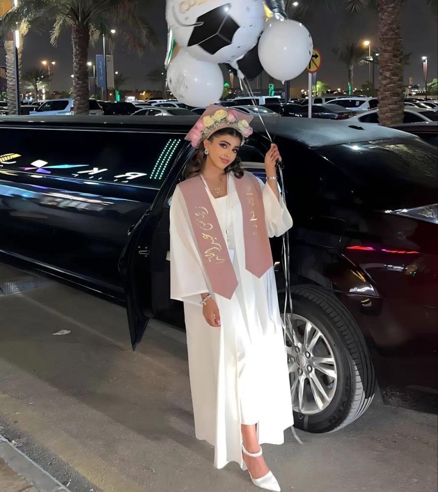 عباية تخرج بيج مع وردي 2026