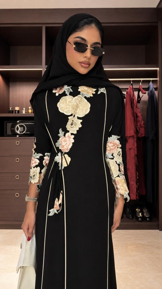 عباية سوداء مزينة بتطريز ورد ملون وفاتح على الصدر والأكمام