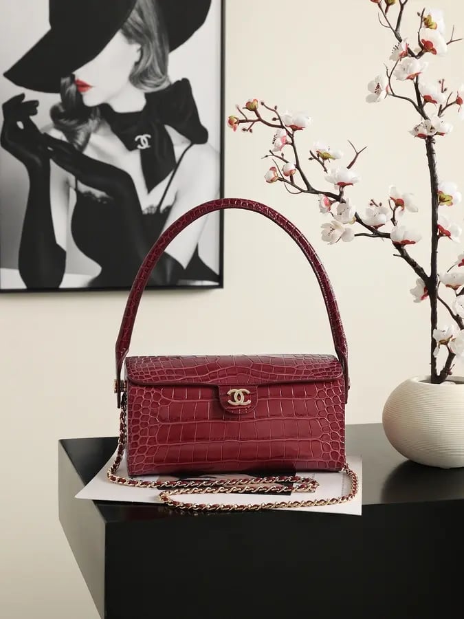 حقيبة شانيل Chanel Croc-Embossed Leather Vanity / Shoulder Bag