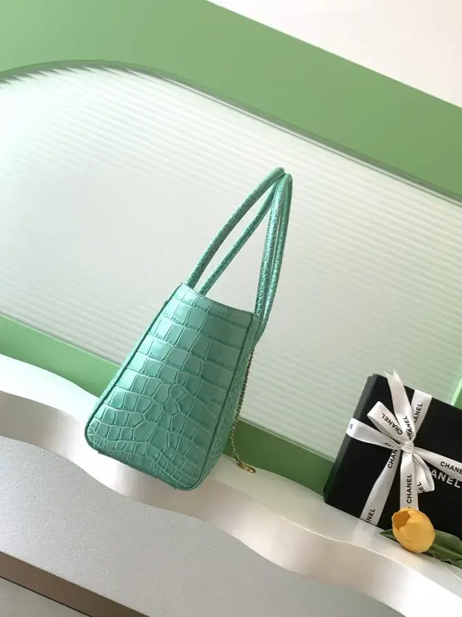 Chanel Tote Bag (Crocodile-Embossed Leather)حقيبة