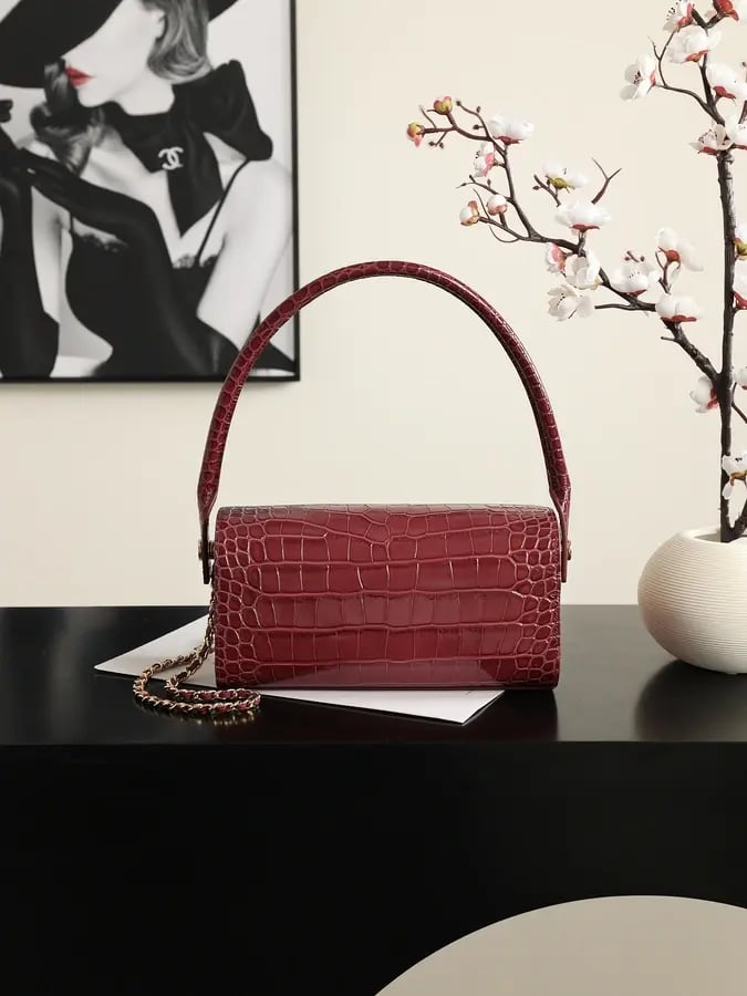 حقيبة شانيل Chanel Croc-Embossed Leather Vanity / Shoulder Bag