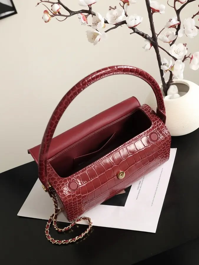 حقيبة شانيل Chanel Croc-Embossed Leather Vanity / Shoulder Bag