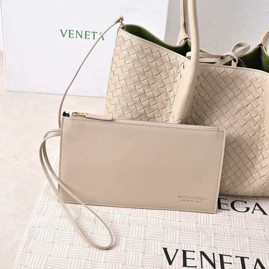 شنطة بوتيغا فينيتا توت | Bottega Veneta Mini Tote Bag