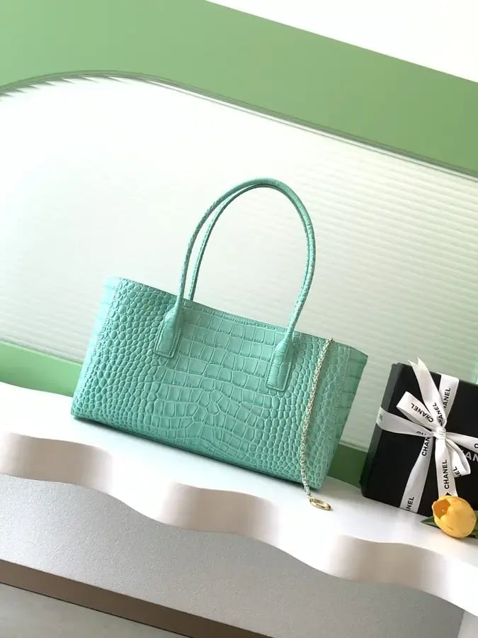 Chanel Tote Bag (Crocodile-Embossed Leather)حقيبة
