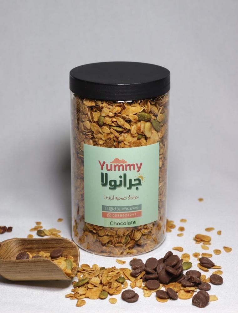 علبة جرانولا صحية بالتوت والشوكولاتة والمكسرات فطور صحي