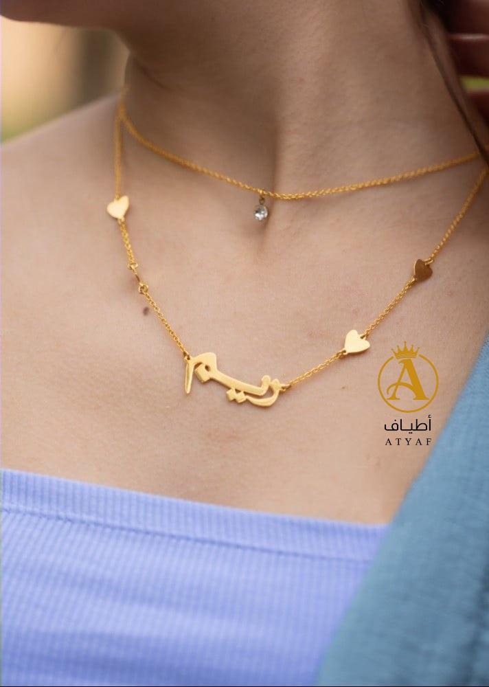 سلسال رقبة بتصميم سلسالين ممتزج بقلوب يساور عنقها ويبقى دليل حبكما