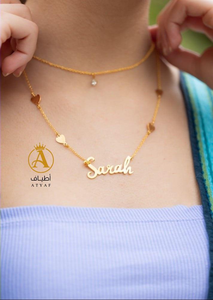 سلسال رقبة بتصميم سلسالين ممتزج بقلوب يساور عنقها ويبقى دليل حبكما