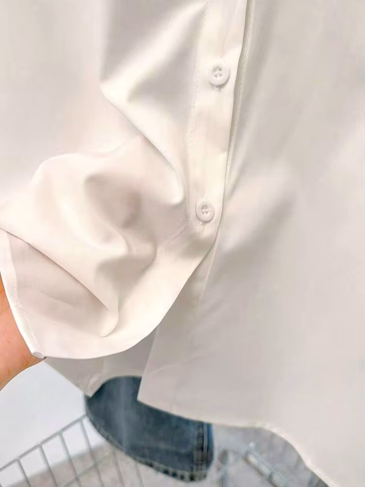 قميص نسائي بأزرار بسيط الأسلوب