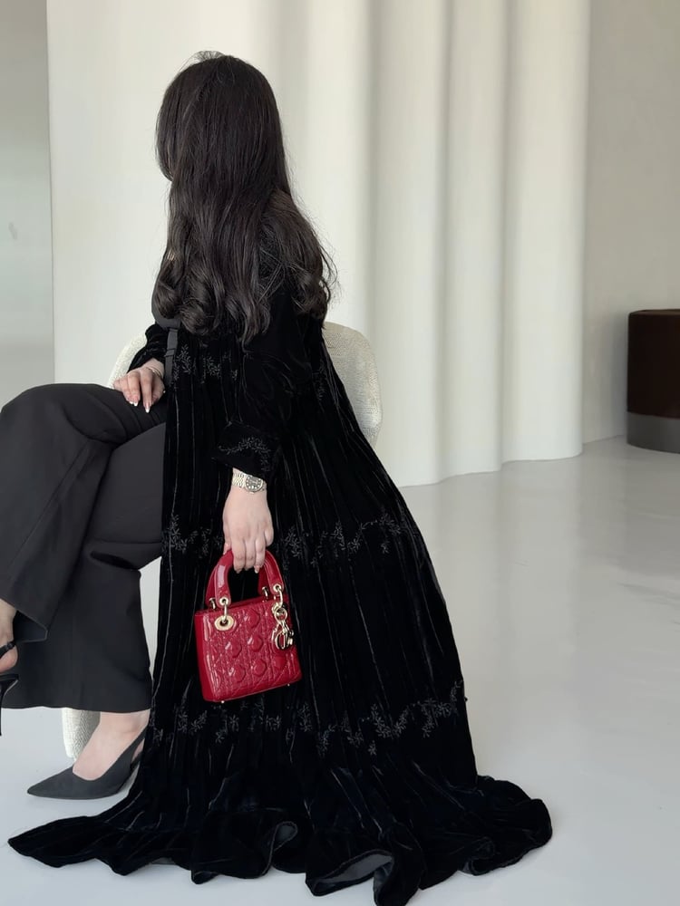 عباية شتويه مخمل قصه كلوش بتطريز ورد اسود