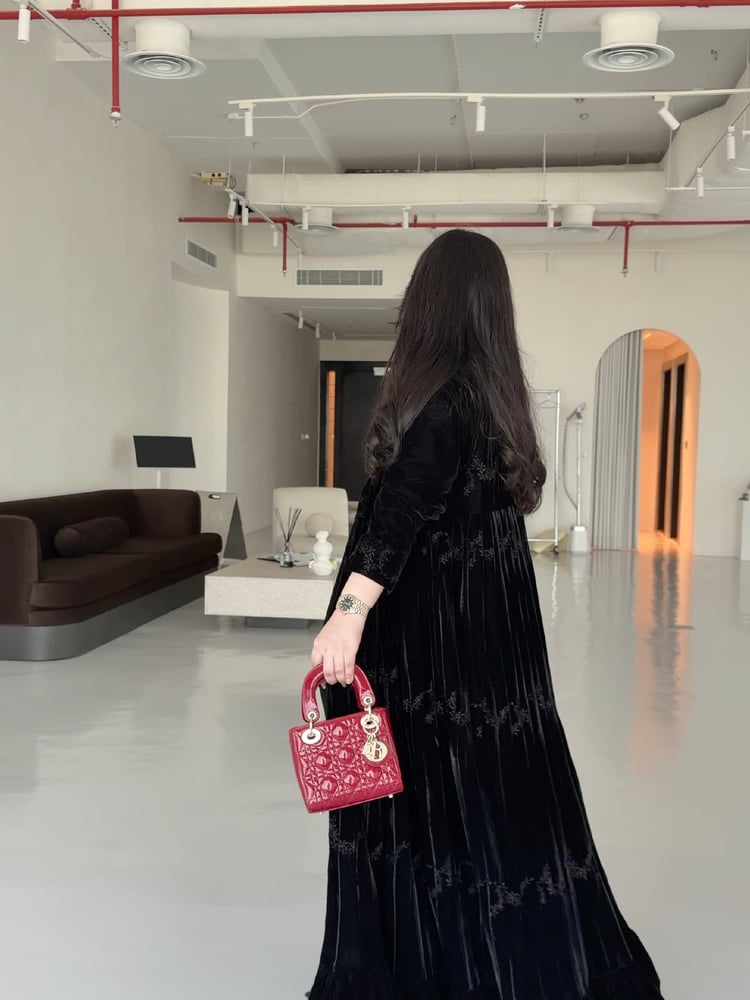 عباية شتويه مخمل قصه كلوش بتطريز ورد اسود
