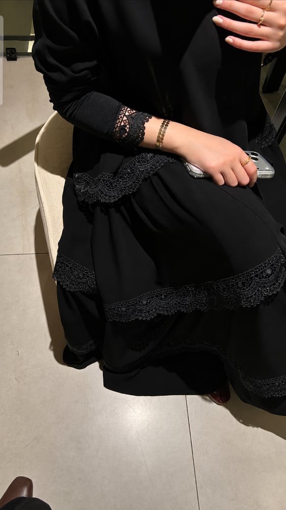 عباية كلوش كريب ملكي مع دانتيل ايطالي اسود من الجوانب فقط