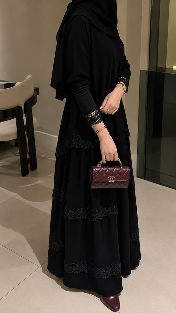 عباية كلوش كريب ملكي مع دانتيل ايطالي اسود