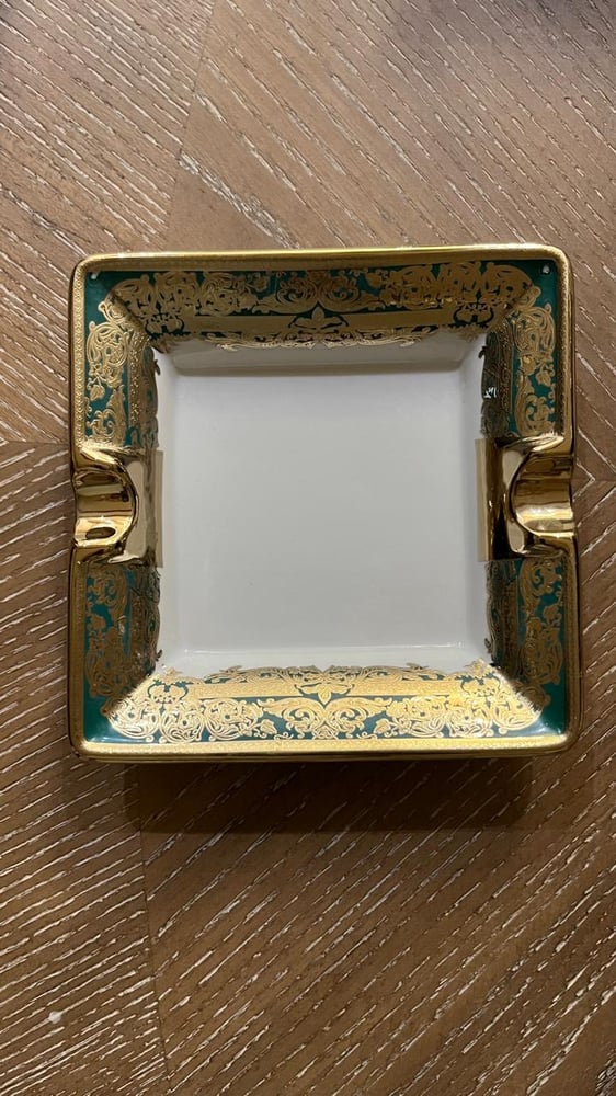 Medium-sized porcelain cigarette lighter with gold-edged green rim