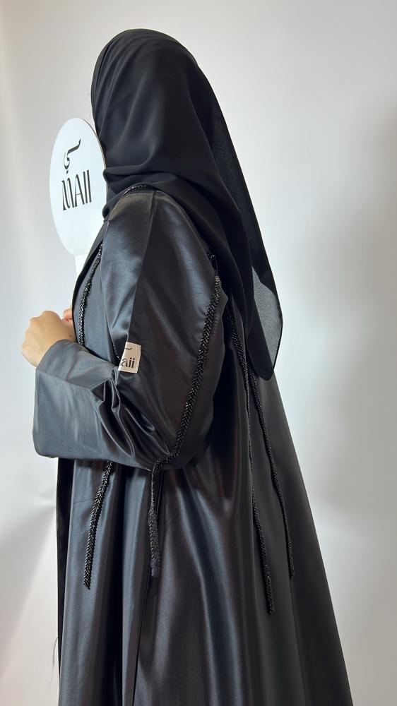 عبايه تفته مع تطريز نصف كلوش بفتحه في الكم