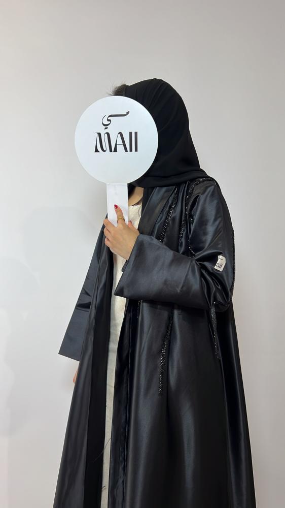 عبايه تفته مع تطريز نصف كلوش بفتحه في الكم