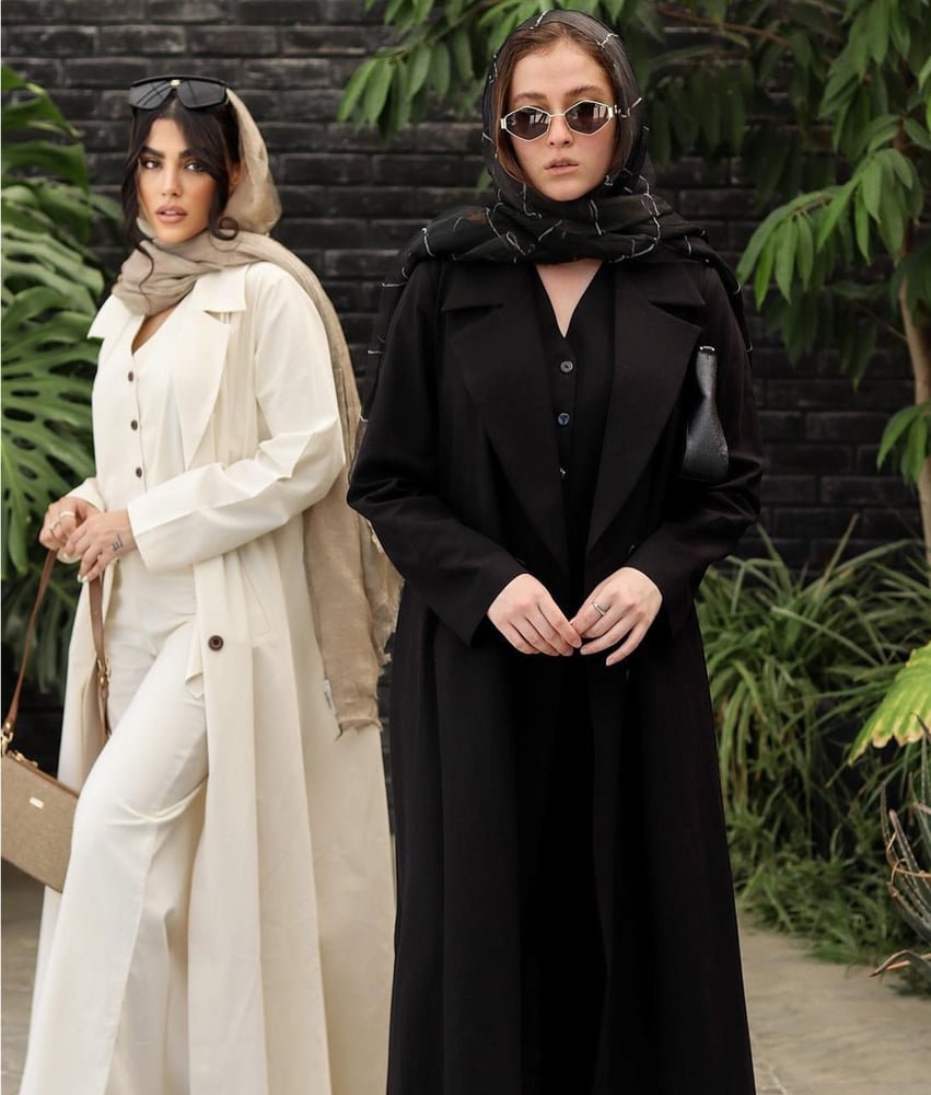 طقم راقي وعملي بتصميم بسيط ولوك أنيق للدوام ولكل مشاويرك اليومية