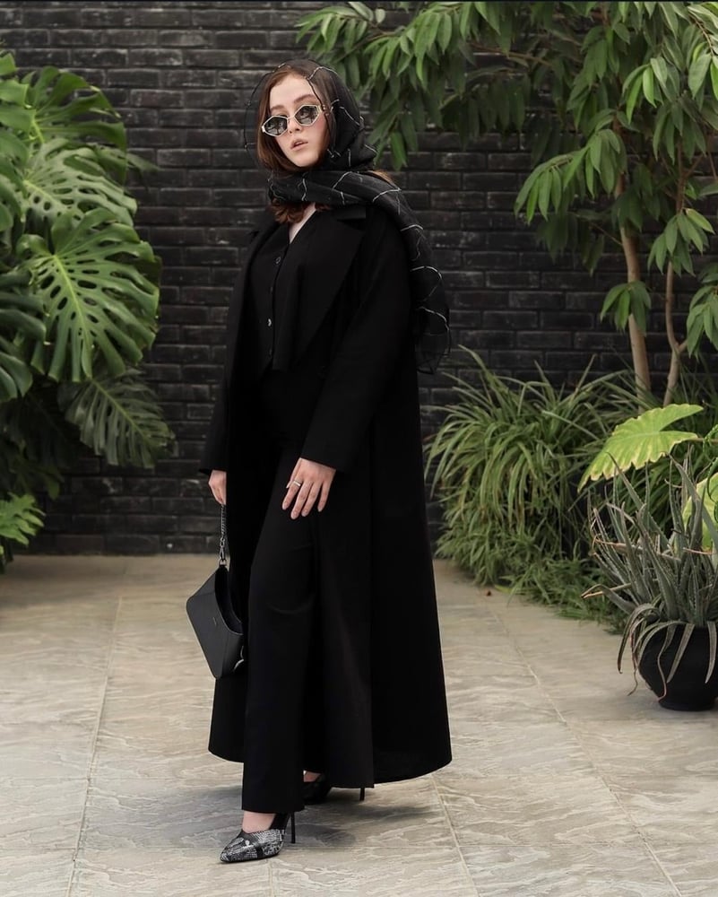 طقم راقي وعملي بتصميم بسيط ولوك أنيق للدوام ولكل مشاويرك اليومية