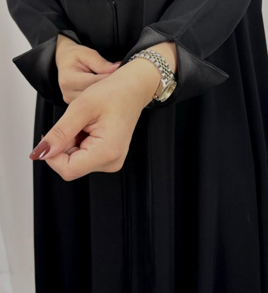 عباية مميزة كريب سوداء بلمسات كم لامعة
