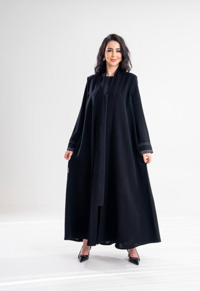 عباية كريب كوبرا بأكتاف وتطريز أسود