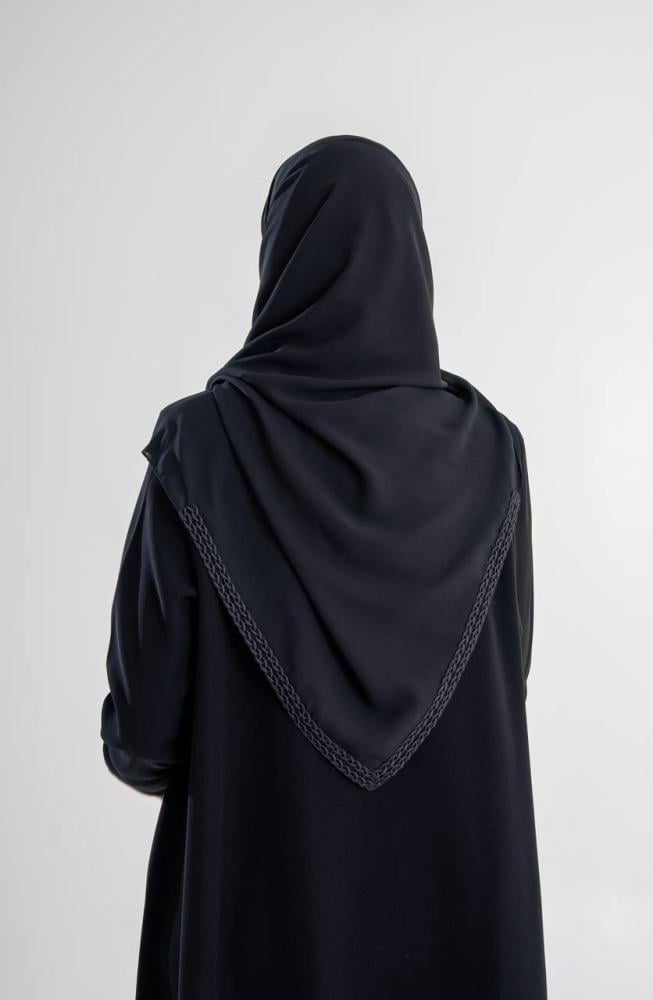 عباية كريب كوبرا بأكتاف وتطريز أسود