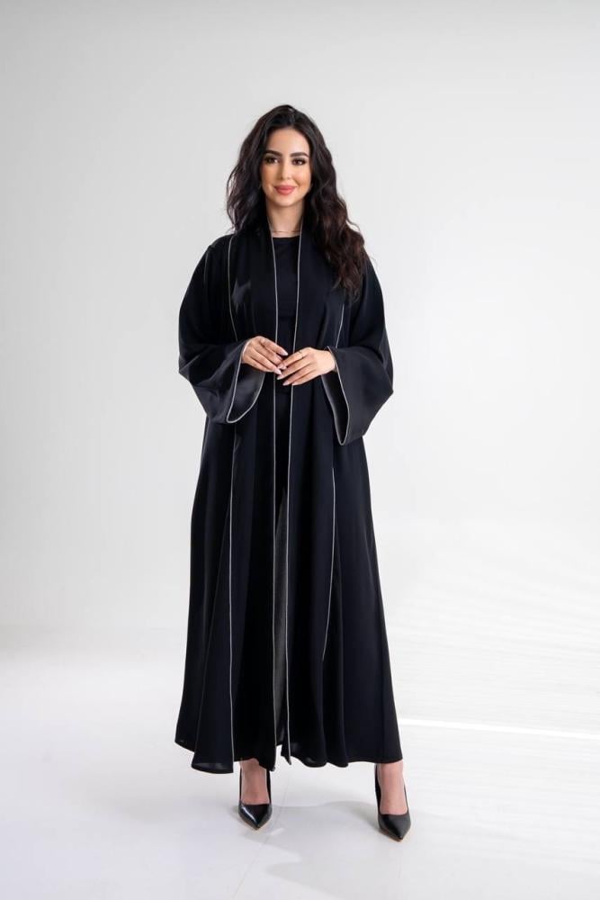 عباية كريب رمادي بلمسة لامعة أنيقة