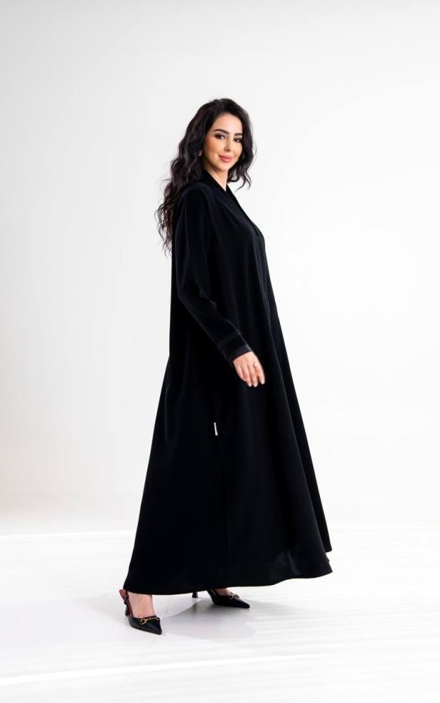 عباية كريب كوبرا بأكتاف وتطريز أسود