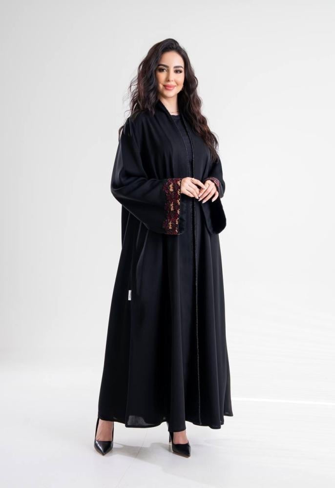 عباية كريب أسود بلمسة شك عناب مميزة