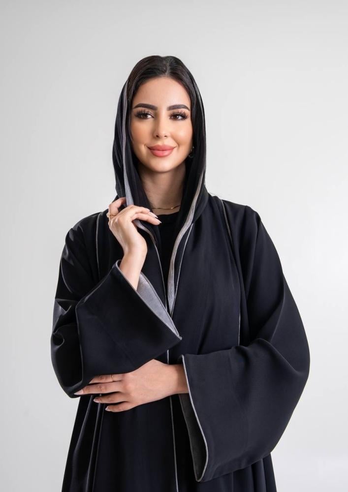 عباية كريب رمادي بلمسة لامعة أنيقة