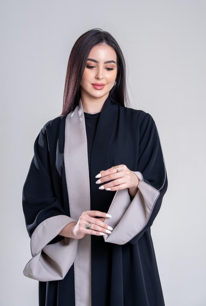 عباية سوداء من قماش الكريب مع لمسات من قماش التفتة باللون البيج