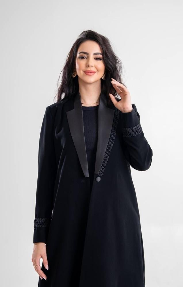 بليزر كريب سيراميك بياقة تفتة وتطريز أسود