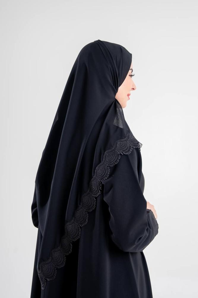 طرحة من القماش الملكي الكوري بطرف من الدانتيل الأسود