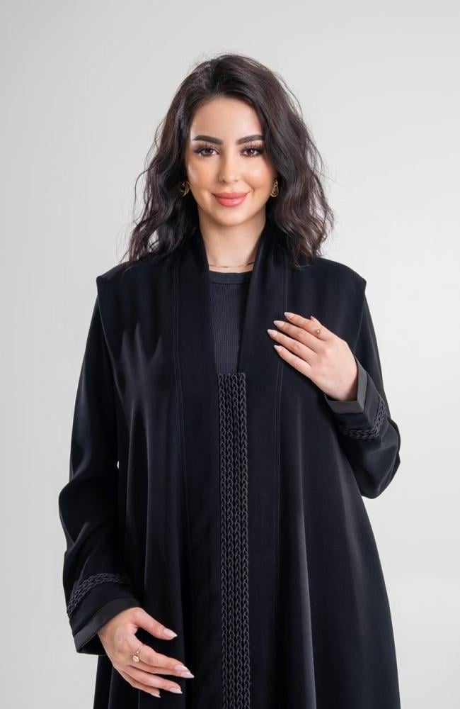 عباية كريب كوبرا بأكتاف وتطريز أسود