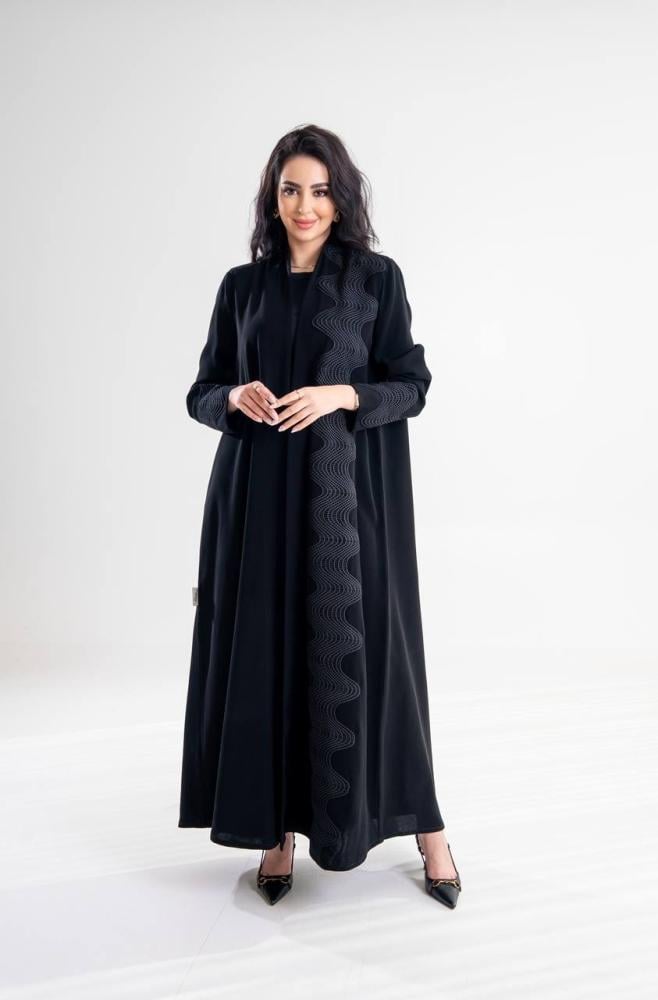 عباية كريب سيراميك بتطريز أسود بأكتاف