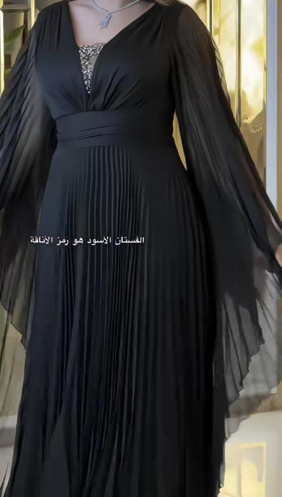 فستان كريب بليسيه بأكمام شيفون وتفصيل ترتر فضي – متوفر بالأزرق الملكي والأسود والأحمر