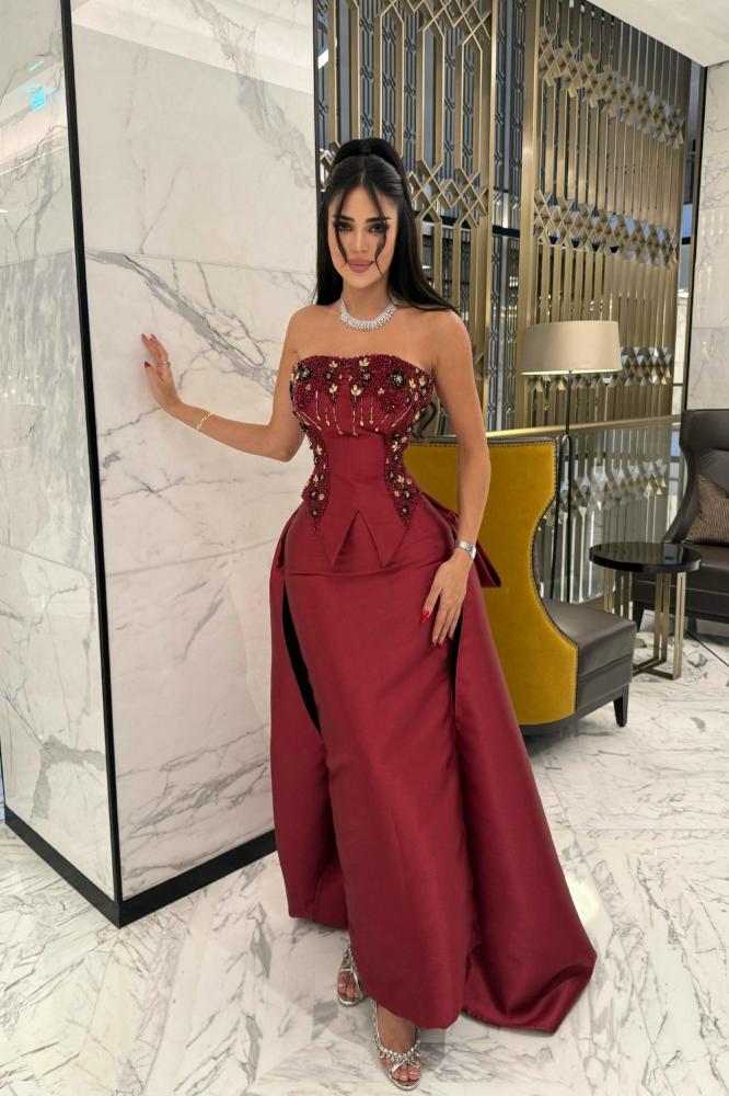 فستان سهرة عنابي نبيذي من الساتان الثقيل الفاخر، مزين بالخرز والتطريز اللامع.