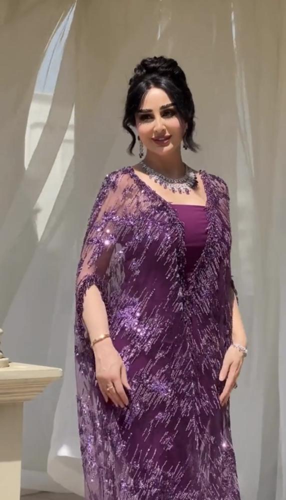 فستان سهرة قطعتين - فستان داخلي سترابلس ضيق + كاب خارجي طويل مفتوح بأكمام فراشة.القماش الداخلية كريب، الخارجي، تول شفاف مطرز بخرز وترتر وشراشيب.