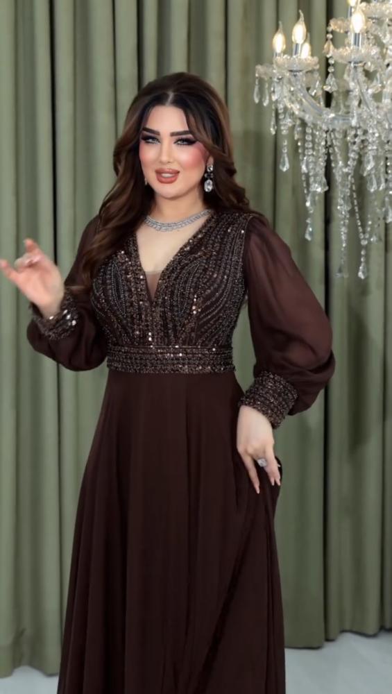فستان سهرة فاخر باللون البني اللامع