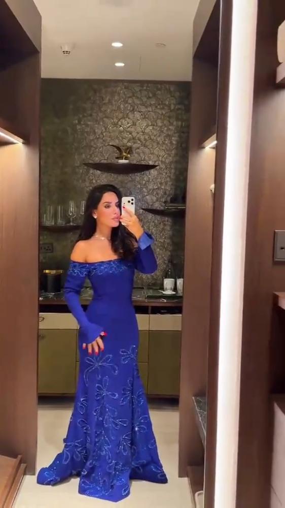 فستان فخم ازرق نيلي راقي. القماش باربي تطريز يدوي