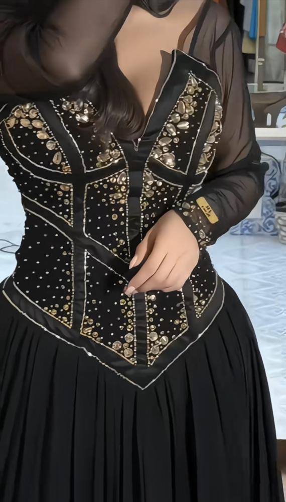 فستان انيق بلون الأسود مع التطريز الذهبي الشامبين الفاخر