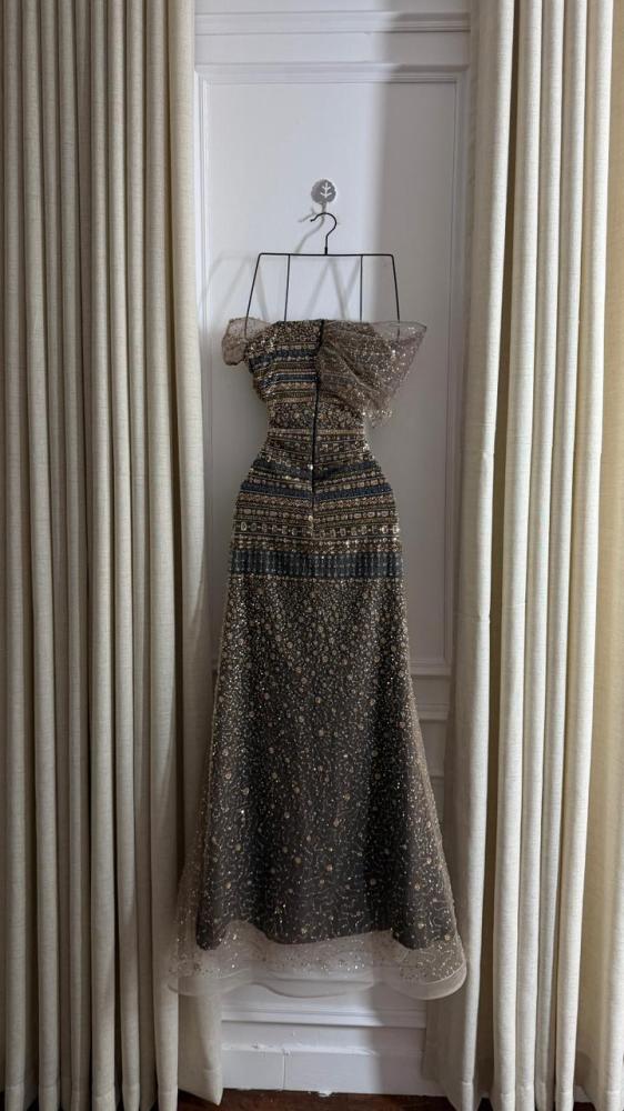 فستان سهرة انيق. القماش/ من التل الشبكي الفاخر: مطرز بالكامل بصفوف أفقية ورشات كثيفة من الترتر (السكوينز)، الخرز الدقيق، والكرستال اللامع